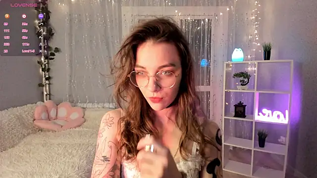 Snapshot of AraCopple chatting on 12/11/24, 07:57 AraCopple online show from 12/11/24, 07:57