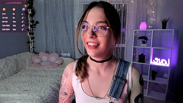 Snapshot of AraCopple chatting on 12/15/24, 12:51 AraCopple online show from 12/15/24, 12:51