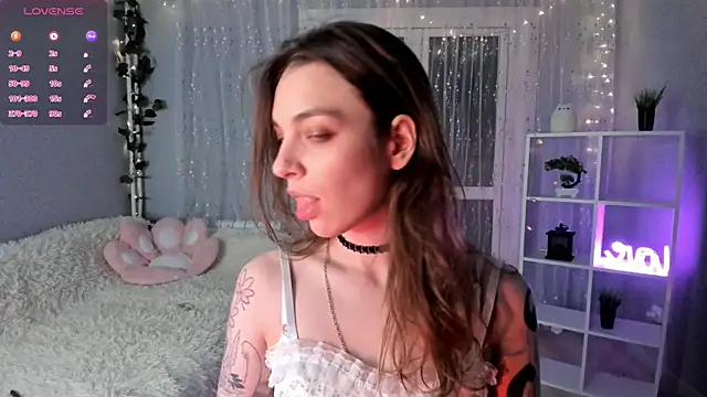 Snapshot of AraCopple chatting on 12/16/24, 01:42 AraCopple online show from 12/16/24, 01:42