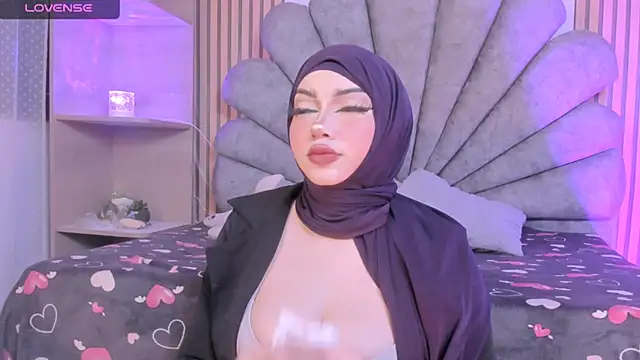 Snapshot of Amaltea chatting on 03/23/26, 04:33 Amaltea online show from 03/23/26, 04:33