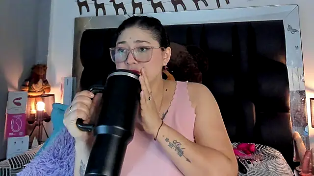 Snapshot of meikochoe chatting on 12/19/25, 08:05 meikochoe online show from 12/19/25, 08:05