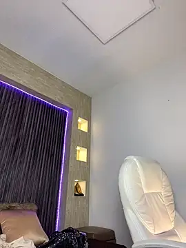 Snapshot of dolcebella chatting on 09/11/25, 01:22 dolcebella online show from 09/11/25, 01:22