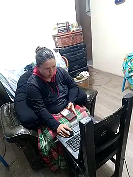 Snapshot of ZuriandAlex chatting on 03/08/25, 10:22 ZuriandAlex online show from 03/08/25, 10:22