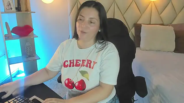 Snapshot of angelswets chatting on 05/19/26, 02:01 angelswets online show from 05/19/26, 02:01