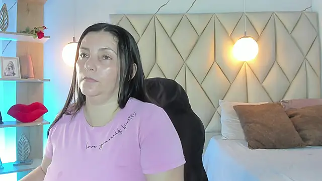 Snapshot of angelswets chatting on 06/09/26, 01:56 angelswets online show from 06/09/26, 01:56