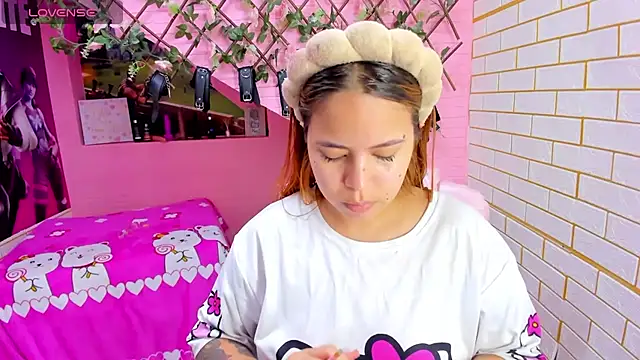 Snapshot of marcellaa303av chatting on 12/05/25, 12:52 marcellaa303av online show from 12/05/25, 12:52