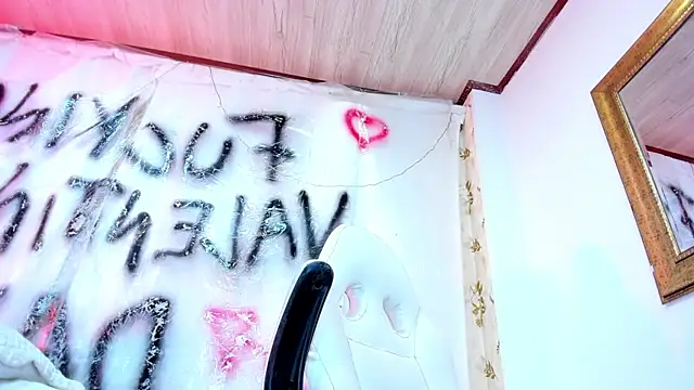 Snapshot of LaurenHu chatting on 02/14/25, 01:18 LaurenHu online show from 02/14/25, 01:18