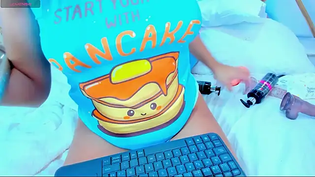 Snapshot of LaurenHu chatting on 03/05/25, 06:44 LaurenHu online show from 03/05/25, 06:44