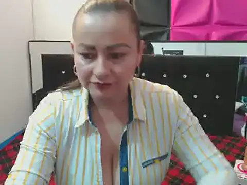 Snapshot of ScarletGlow1 chatting on 01/20/25, 03:18 ScarletGlow1 online show from 01/20/25, 03:18