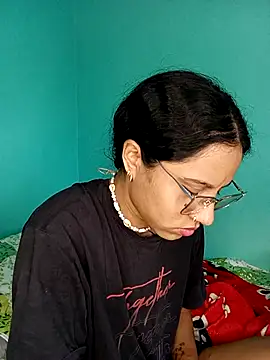 Snapshot of Karii-R chatting on 03/06/26, 02:24 Karii-R online show from 03/06/26, 02:24