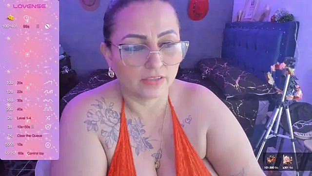 Snapshot of Ivonnee__ chatting on 12/22/24, 11:33 Ivonnee   online show from 12/22/24, 11:33