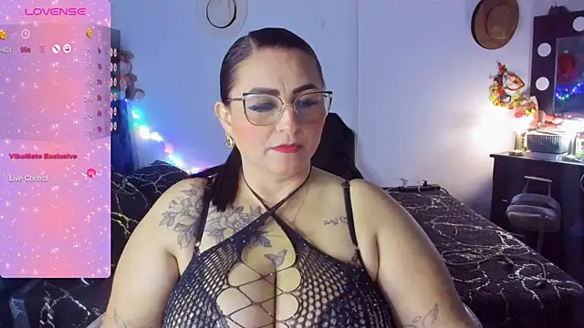 Snapshot of Ivonnee__ chatting on 01/19/25, 02:47 Ivonnee   online show from 01/19/25, 02:47