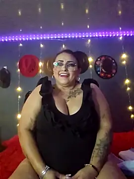 Snapshot of Ivonnee__ chatting on 03/02/25, 08:27 Ivonnee   online show from 03/02/25, 08:27