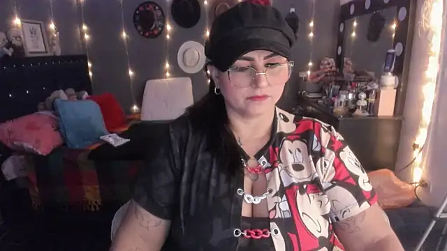 Snapshot of Ivonnee__ chatting on 03/16/25, 06:53 Ivonnee   online show from 03/16/25, 06:53