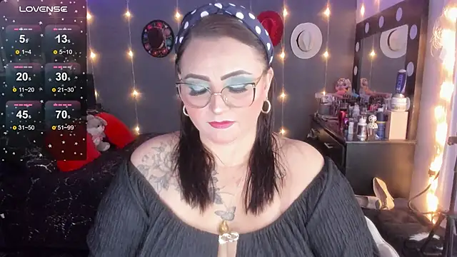 Snapshot of Ivonnee__ chatting on 03/23/25, 02:59 Ivonnee   online show from 03/23/25, 02:59