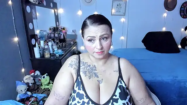 Snapshot of Ivonnee__ chatting on 10/20/25, 10:49 Ivonnee   online show from 10/20/25, 10:49