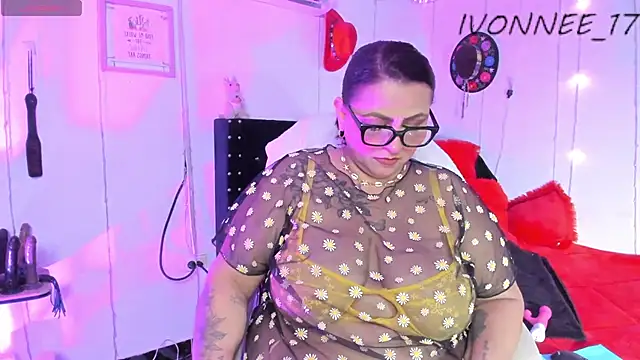 Snapshot of Ivonnee__ chatting on 03/17/26, 02:38 Ivonnee online show from 03/17/26, 02:38