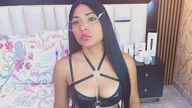 Snapshot of SofiaLaurents chatting on 10/24/25, 12:01 SofiaLaurents online show from 10/24/25, 12:01