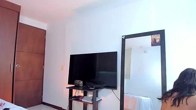 Aleja arango1 online show from 05/01/26, 03:49