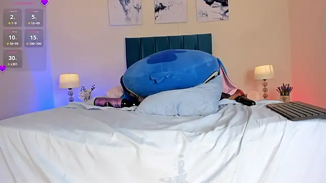 ahvi ebony online show from 12/04/24, 02:26