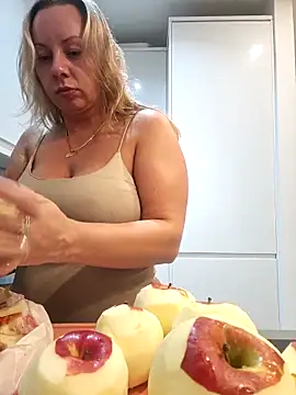 Snapshot of Sparkle2206 chatting on 11/07/25, 10:32 Sparkle2206 online show from 11/07/25, 10:32