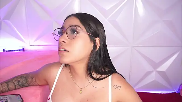 Snapshot of LeagueOfLovers chatting on 02/21/25, 02:06 LeagueOfLovers online show from 02/21/25, 02:06