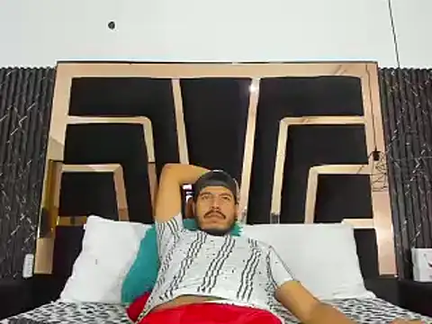 Snapshot of Mike_Bearly chatting on 12/06/24, 12:02 Mike Bearly online show from 12/06/24, 12:02