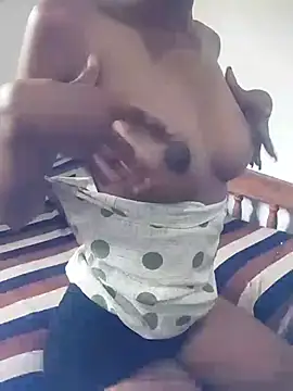 Snapshot of Chamari075 chatting on 09/16/25, 03:29 Chamari075 online show from 09/16/25, 03:29