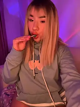 Im Valen Cute online show from 10/17/25, 02:37