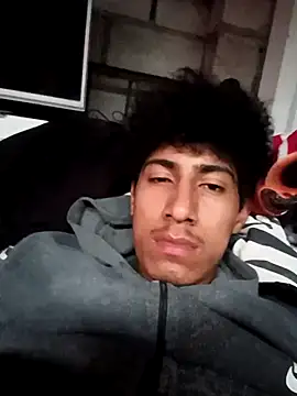 Snapshot of alexander32r chatting on 04/05/26, 08:39 alexander32r online show from 04/05/26, 08:39