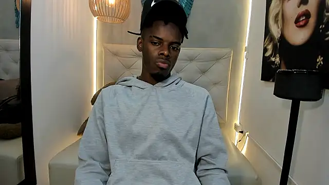 Snapshot of royce_ebony chatting on 03/19/26, 02:37 royce ebony online show from 03/19/26, 02:37