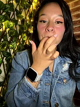 Snapshot of Liulee chatting on 03/08/26, 02:04 Liulee online show from 03/08/26, 02:04