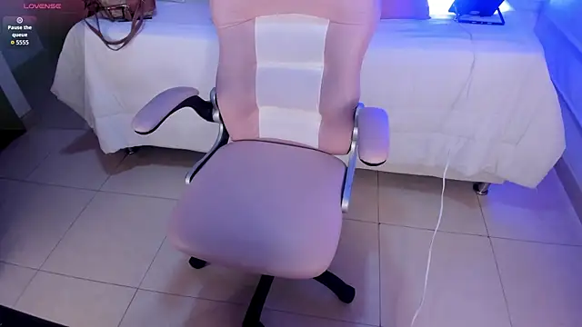 Snapshot of Kitty_Pam chatting on 10/30/25, 08:42 Kitty Pam online show from 10/30/25, 08:42