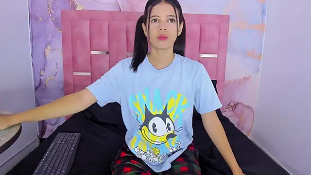 Snapshot of LizzMartin chatting on 01/11/25, 07:05 LizzMartin online show from 01/11/25, 07:05