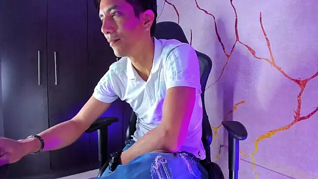 Snapshot of EdwardVlad chatting on 12/13/24, 10:13 EdwardVlad online show from 12/13/24, 10:13