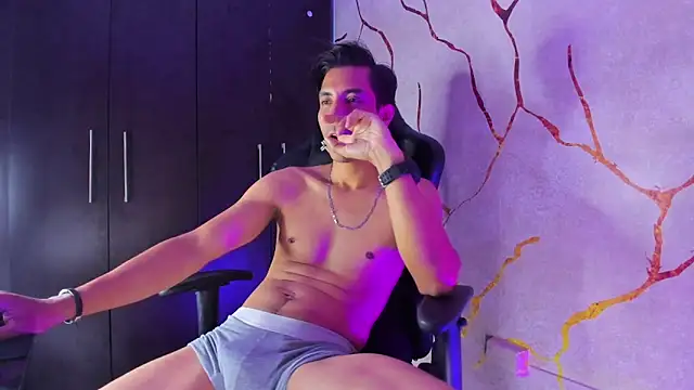 Snapshot of EdwardVlad chatting on 12/14/24, 10:18 EdwardVlad online show from 12/14/24, 10:18