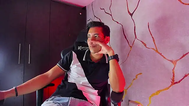 Snapshot of EdwardVlad chatting on 12/21/24, 10:51 EdwardVlad online show from 12/21/24, 10:51