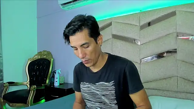 Snapshot of EdwardVlad chatting on 12/27/24, 07:35 EdwardVlad online show from 12/27/24, 07:35