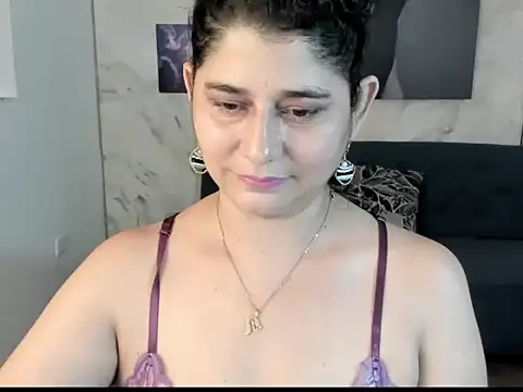 Snapshot of alinabozz1 chatting on 06/12/26, 05:17 alinabozz1 online show from 06/12/26, 05:17