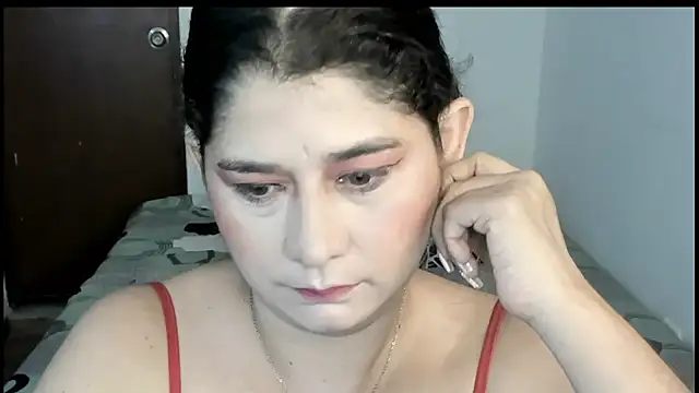 Snapshot of alinabozz1 chatting on 07/12/26, 02:57 alinabozz1 online show from 07/12/26, 02:57