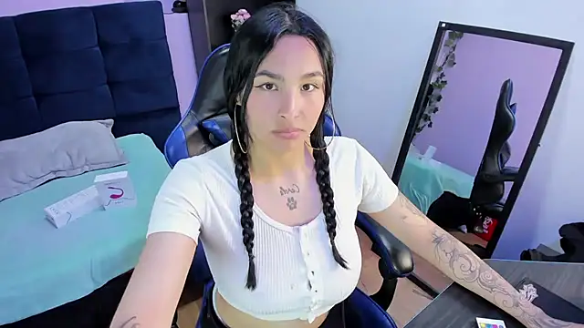Snapshot of ChloeeTompson_ chatting on 10/22/25, 12:22 ChloeeTompson  online show from 10/22/25, 12:22