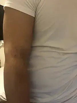 Snapshot of YU-KI00 chatting on 10/31/25, 01:01 YU-KI00 online show from 10/31/25, 01:01