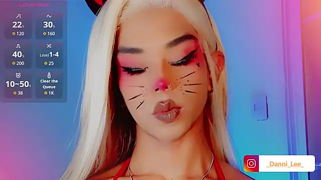 Snapshot of DanniLee_ chatting on 10/31/25, 10:11 DanniLee online show from 10/31/25, 10:11