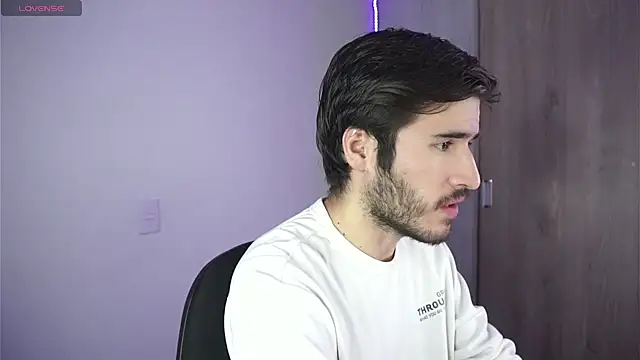 Snapshot of Tony_Wylie chatting on 12/18/24, 02:21 Tony Wylie online show from 12/18/24, 02:21