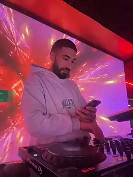 Snapshot of djtimka chatting on 11/05/25, 07:58 djtimka online show from 11/05/25, 07:58