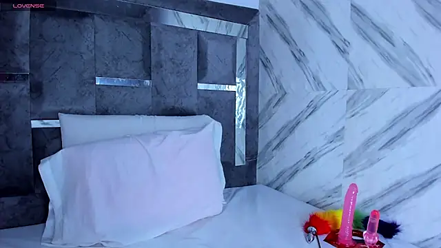 Snapshot of Petite_amor2 chatting on 12/23/24, 07:30 Petite amor2 online show from 12/23/24, 07:30