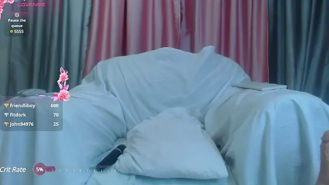 Snapshot of Petite_amor2 chatting on 03/17/25, 10:06 Petite amor2 online show from 03/17/25, 10:06