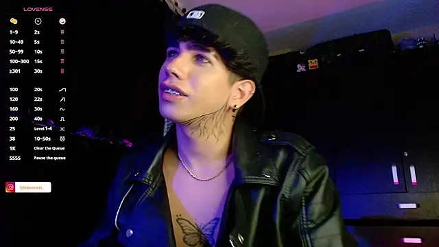 Snapshot of LyleBennett_ chatting on 12/16/24, 01:32 LyleBennett online show from 12/16/24, 01:32