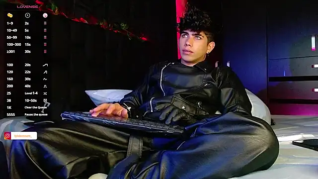 Snapshot of LyleBennett_ chatting on 12/18/24, 01:45 LyleBennett online show from 12/18/24, 01:45