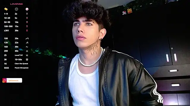 Snapshot of LyleBennett_ chatting on 12/19/24, 11:50 LyleBennett online show from 12/19/24, 11:50